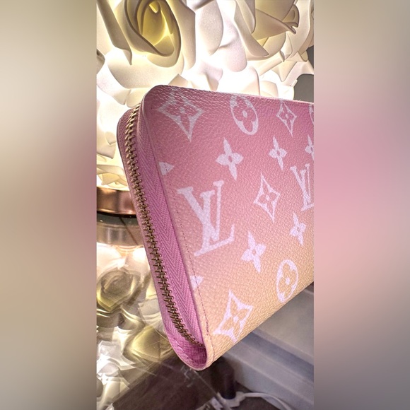 🍋💕Louis Vuitton Monogram Giant By The Pool Zippy Wallet Light Pink💕🍋 - Picture 13 of 16